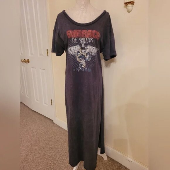 ASOS DESIGN t-shirt midi dress with split hem and graphic in washed gray - Picture 2 of 6